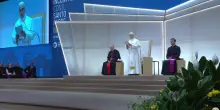 Papa al Meeting "Prima di confini e istituzioni ci sono sempre le persone"