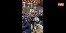 Papa Leone scende dalla golf car per salutare una persona invalida al Meeting di Rimini