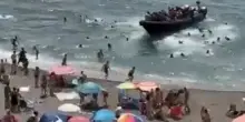 Spagna, stupore in vacanza: barca di migranti approda in un resort