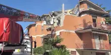 Paura a Cassino, esplosione in una palazzina: il bilancio dei feriti