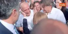Meloni ad Amatrice, un anziano si commuove: La gioia pi&ugrave; grande. Meloni: Non mi far commuovere
