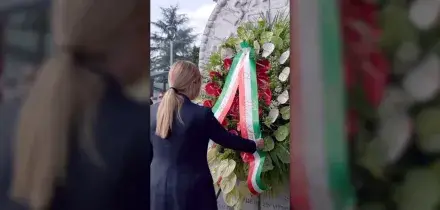 Meloni ad Amatrice "Grazie per l'accoglienza", un anziano si commuove