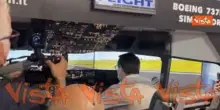Salvini prova il simulatore di volo del Boeing 737 dell'Enac al Meeting di Rimini