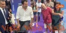 Salvini pedala una bicicletta che produce idrogeno al padiglione del Mit al Meeting di Rimini