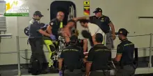 Barca distrutta da un incendio al largo di Marsala, un uomo tratto in salvo
