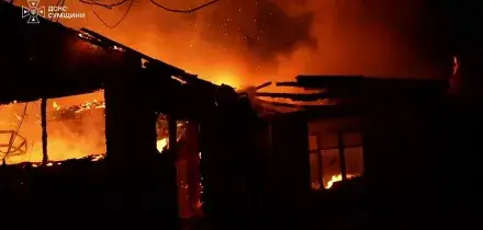 Ucraina, le immagini degli incendi dopo un attacco russo nella citt&agrave; di Sumy