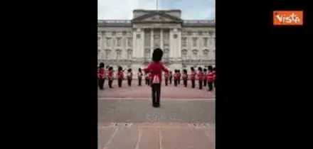 Guardie di Buckingham Palace suonano '9 to 5' in onore di Dolly Parton