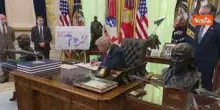 Trump firma ordine esecutivo per cambiare nome al Lago Ontario: Si chiamer&agrave; Lago America