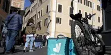 Svolta Deliveroo dopo le indagini: stipendi pi&ugrave; alti e stop ai turni massacrati per i rider