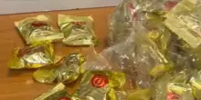 Cinque chili di cocaina nascosta nei biscotti della fortuna, arrestata a Fiumicino
