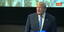 Applauso a Trump mentre entra nella sala di controllo della missione Nasa a Houston