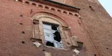 Nubifragio con grandinata choc: tetti divelti e alberi abbattuti. Danni al Duomo | GUARDA