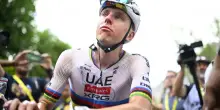 Pogacar cade e si ritira dalla Vuelta, sprint di Coquard e Mas in maglia rossa