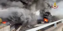Vasto incendio in un deposito del Catanese, le immagini
