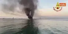 Yacht affonda a Jesolo dopo un incendio, evacuate 10 persone, intervento dei Vigili del Fuoco