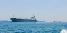 Petroliera colpita da tre proiettili nello Stretto di Hormuz, nessuna vittima