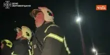 Attacco russo a Zhytomyr in Ucraina, incendio in sito industriale, le immagini dei soccorsi