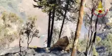 Taormina, vasto incendio danneggia serbatoio dell'acquedotto comunale