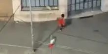 Firenze, straniero irregolare oltraggia il tricolore. Piantedosi: "Rimpatriato"