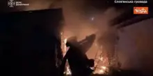 Nuovi raid russi su Donetsk, 4 feriti a Sloviansk, le immagini dei soccorsi