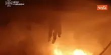 Attacco russo su Sumy in Ucraina, soccorritori spengono incendio nella zona industriale