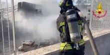 Incendio nella zona industriale di Catania, notte di lavoro per Vigili del fuoco