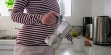 Caff&egrave; sempre pi&ugrave; caro, gli italiani riscoprono la moka