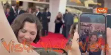 Maggie Gyllenhaal arriva sul red carpet di Venezia 83 e firma autografi ai fan