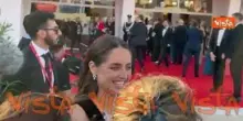 Matilde Gioli arriva sul red carpet di Venezia 83 tra autografi e selfie con i fan