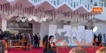 Nicolas Maupas e Bianca Balti con le ali arrivano sul red Carpet di Venezia 83 selfie e autografi