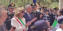 Omaggio floreale dei bambini al cippo di Dalla Chiesa, l'incontro con Piantedosi