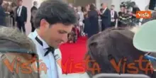 Carlos Sainz, J Balvin e Barbara Ronchi sul red carpet di Venezia 83, tra selfie e autografi