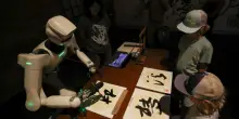 Biennale di Venezia, al padiglione cinese gli ideogrammi li scrive un robot