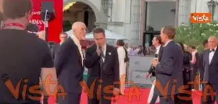 John Malkovich arriva sul red carpet di Venezia 83 per la seconda serata del festival