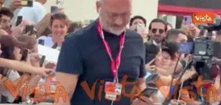 Kendall Jenner firma autografi ai fan sul red carpet di Venezia 83
