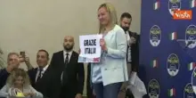 Record durata Governo Meloni, la premier festeggia la vittoria con cartello "Grazie Italia" nel 2022