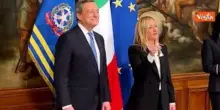 Record durata Governo Meloni, scambio campanella con Draghi dopo giuramento della premier nel 2022