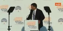 Spunta sul palco Meloni durante discorso Fitto a Bari, parte il coro: Giorgia! Giorgia! Giorgia!