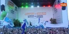 Meloni sale sul palco di Bari con 'Ma il cielo &egrave; sempre pi&ugrave; blu', ovazione dei sostenitori