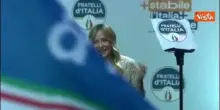 Ovazione per Meloni sul palco della festa per record durata Governo a Bari
