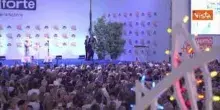 Ovazione per Meloni durante discorso a Bari, la premier: E' lungo sto intervento usciamo alle 21
