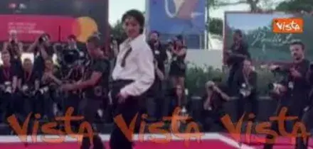 Venezia 83, Valentina Cabassi sfila sul red carpet con look maschile e papillon di strass