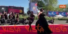 Venezia 83, la Presidente della Giuria Maggie Gyllenhaal sfila con uno scenografico abito nero