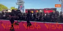 Venezia 83, Georgina Rodriguez sfila in completo blu notte con lunga gonna a sirena e blazer