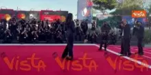 Trasparenze, code e scollature vertiginosi, gli abiti pi&ugrave; belli della terza giornata a Venezia 83