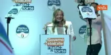 Meloni sale sul palco di Bari con 'Ma il cielo &egrave; sempre pi&ugrave; blu', ovazione dei sostenitori