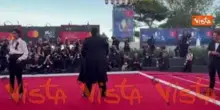 Venezia 83, l'attore Cristiano Caccamo sfila sul red carpet con un look alla Matrix