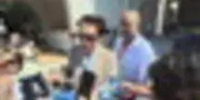 Venezia, arriva la star Robert Pattinson: sorrisi e autografi