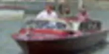 Venezia, l'arrivo in barca degli Oasis Liam e Noel Gallagher