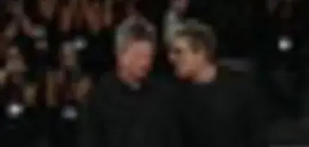 Venezia, il red carpet con gli Oasis e i loro brani: fan in delirio